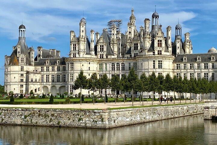 Private 3 Loire Castles Live Guided with Wine tasting from Paris