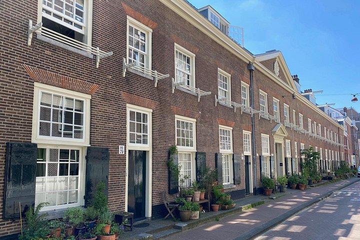 Explore hidden streets with friends - Private Tour