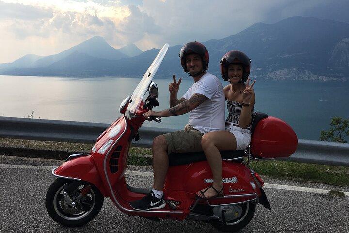 Tour autoguiado de día completo en scooter Garda desde Riva del Garda