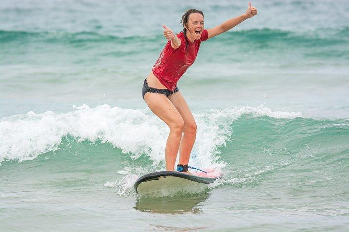 メリックス・ヌーサ・ラーン・トゥ・サーフが指導する、サーフィンの2時間グループレッスン