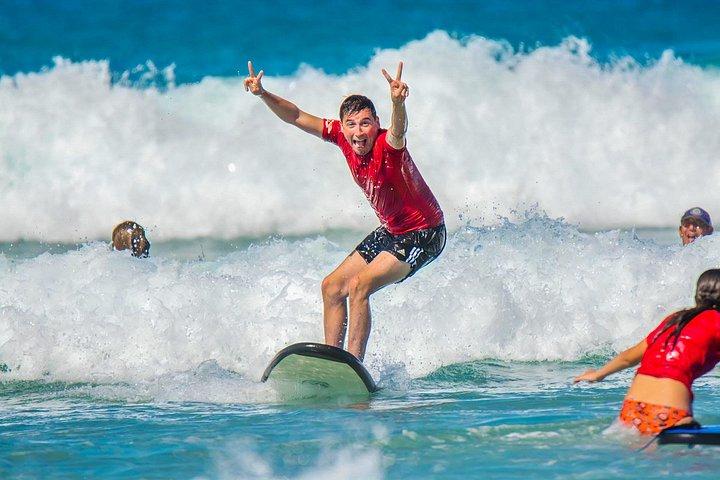 メリックス・ヌーサ・ラーン・トゥ・サーフが指導する、サーフィンの2時間グループレッスン
