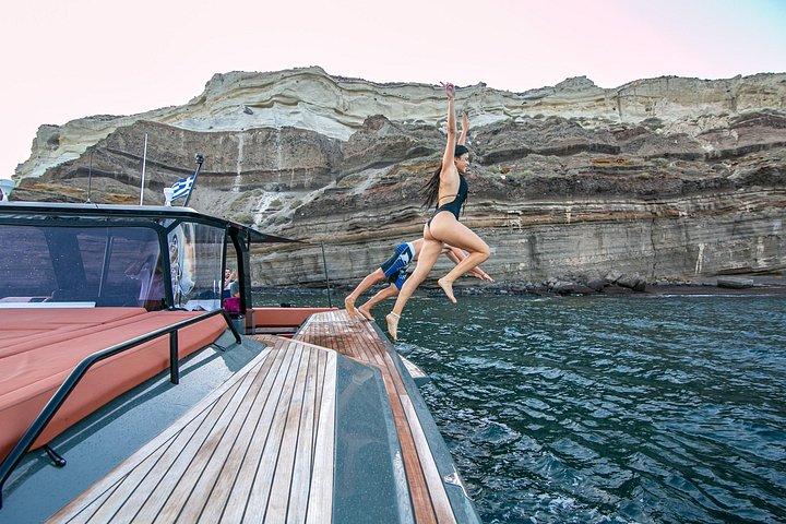 サントリーニ島の豪華プライベート パワー カタマラン ツアー