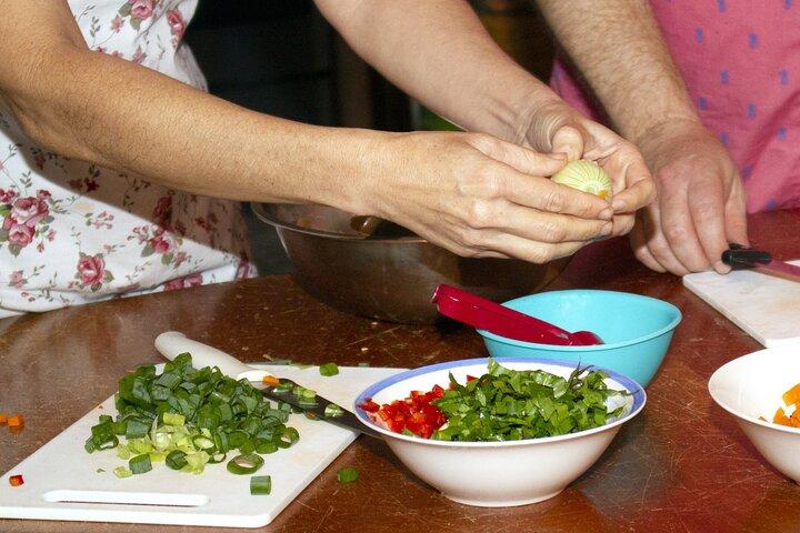 Private typical cooking class with a Costa Rican family
