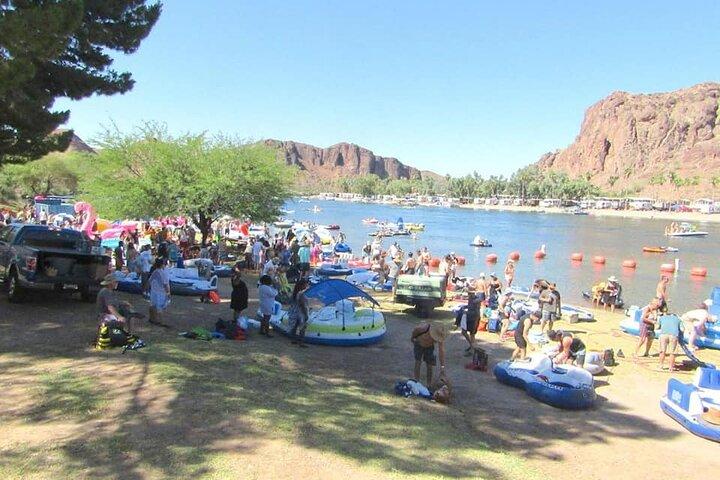 Diversão flutuante no Salt River, Arizona
