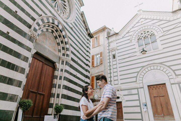 チンクエテッレの地元の写真家とのプライベートバケーション写真セッション