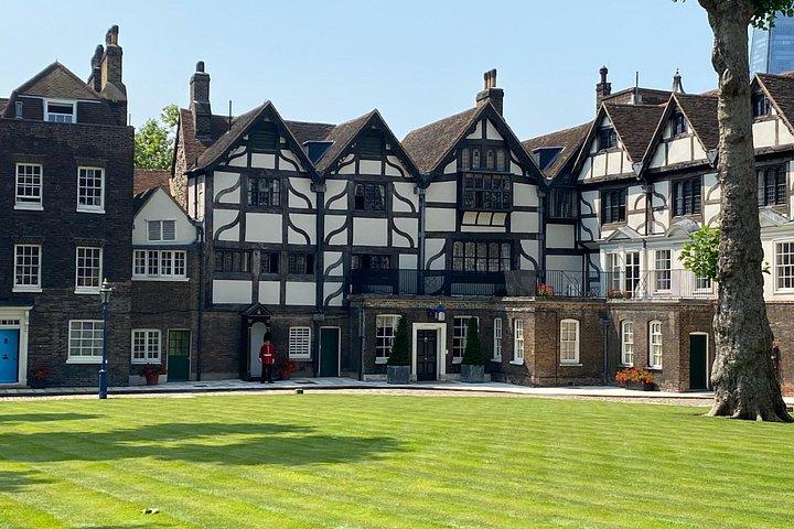 ロンドン塔 - 地元の専門家と行く少人数グループ ツアー