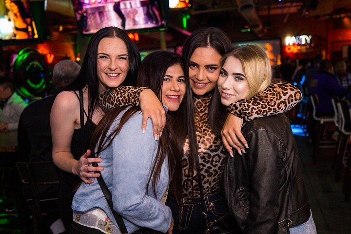 Tour di drink, socializzazione e discoteca