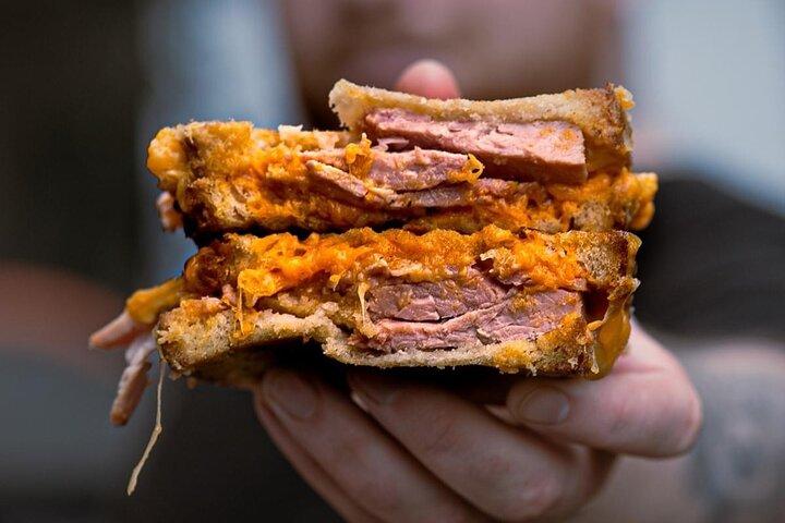 徒歩での食事: ダブリンストリートフードツアー（現地ガイド付き）