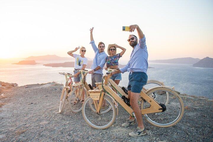 Tour privado de 2 horas en bicicleta eléctrica de madera en el castillo de Emporio, Santorini