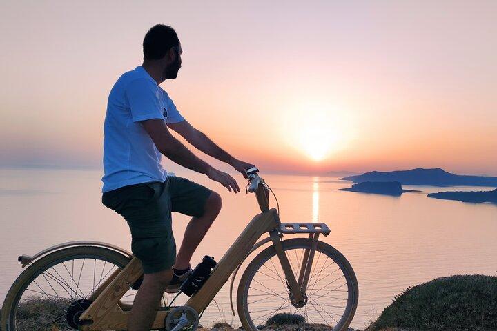 サントリーニ島エンポリオ城での2時間のプライベート木製電動自転車ツアー