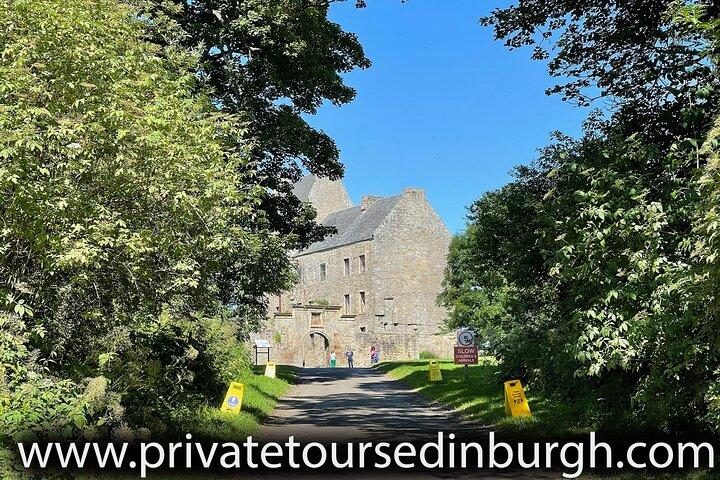 Excursão de um dia ao Outlander em Lallybroch, excursão em grupo pequeno em Versalhes