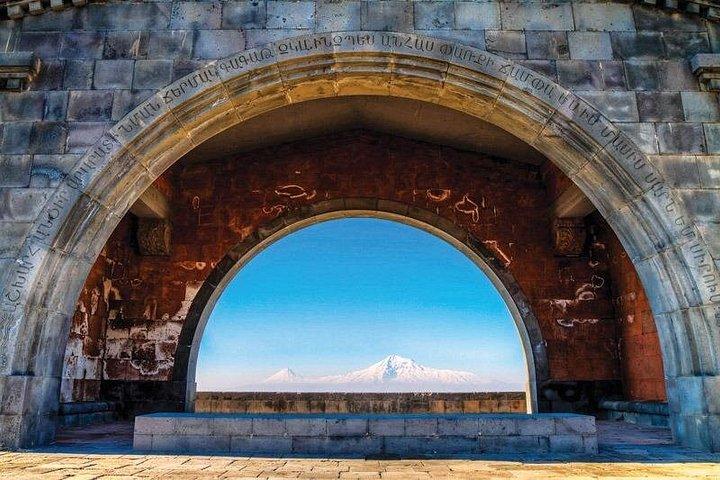ガルニ寺院、ゲハルト修道院、エヒミアジン大聖堂、ズヴァルトノッツへのプライベートツアー