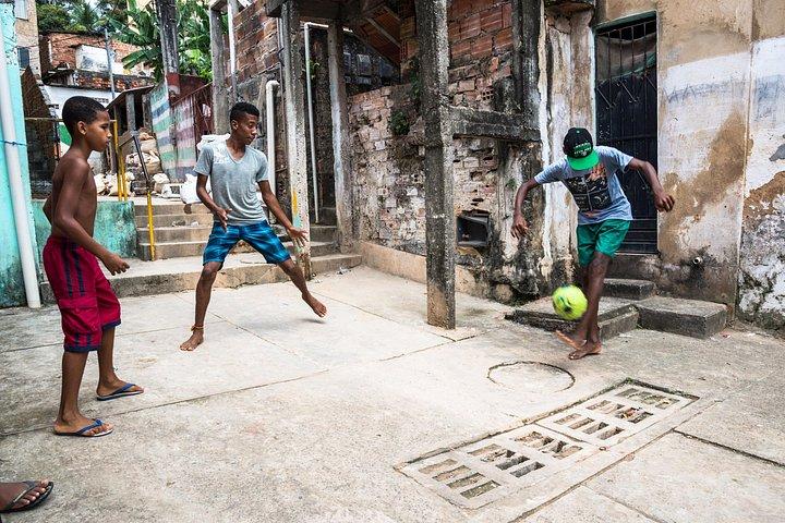 Rocinhaウォーキングツアー：ブラジル最大のファベーラ（共有グループ）の感触をつかむ