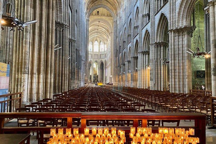 パリ発、ノルマンディー ルーアン、ドーヴィル、オンフルールの小グループ旅行