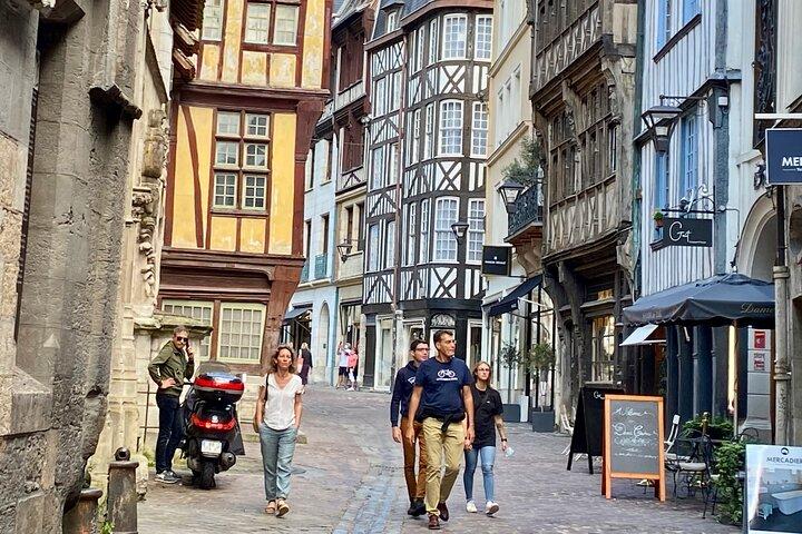 パリ発、ノルマンディー ルーアン、ドーヴィル、オンフルールの小グループ旅行
