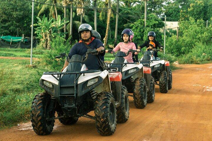 クワッド バイクに乗って田園地帯を探索