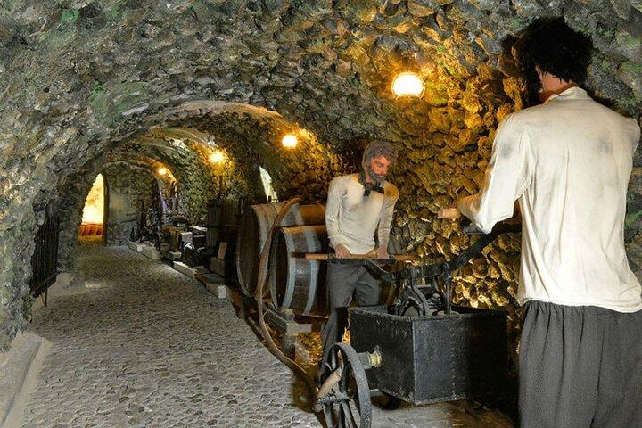 Excursão ao Museu do Vinho Caverna em Santorini com degustação e retirada