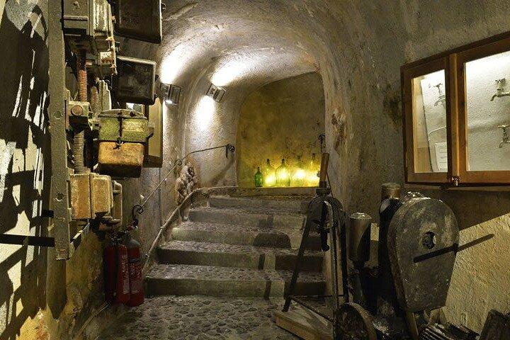 テイスティングとピックアップ付きのサントリーニ島の洞窟ワイン博物館ツアー