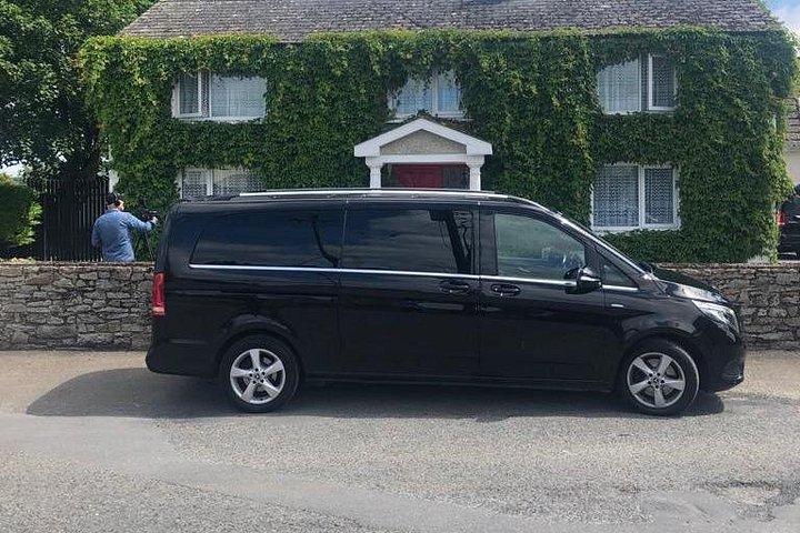 南および南西アイルランドのプライベート 7 日間カスタム高級車 MPV ツアー
