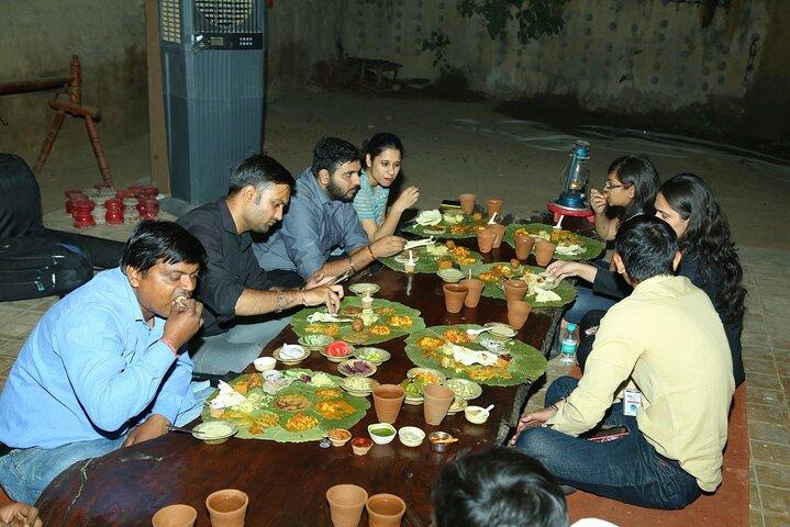 Tour privato della vita notturna di Ahmedabad con cena tradizionale