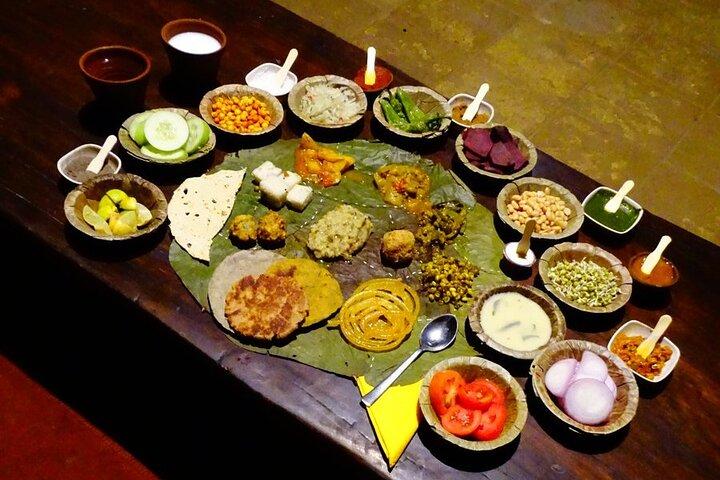 Tour privato della vita notturna di Ahmedabad con cena tradizionale