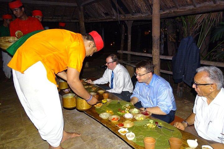 Tour privato della vita notturna di Ahmedabad con cena tradizionale