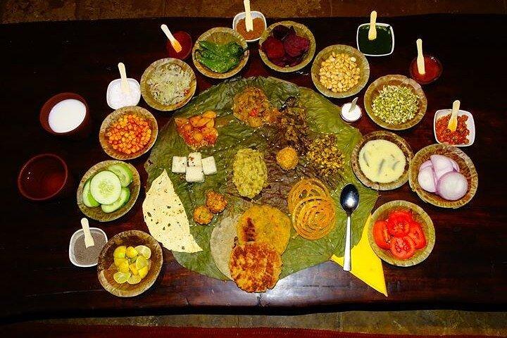 Tour privato della vita notturna di Ahmedabad con cena tradizionale