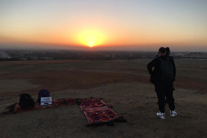 Insolito tour safari nel deserto alla piramide di Giza durante il tramonto con barbecue nel deserto