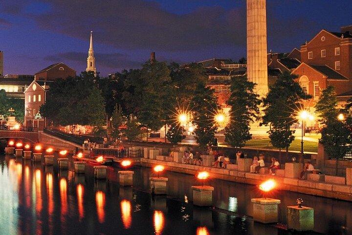 Promenades en bateau Providence WaterFire (éclairages complets)