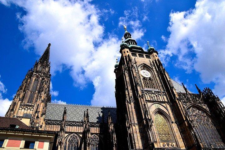 デラックスツアー：プラハ城、ストラホフ図書館、トリーツ、トラム＆クルーズ