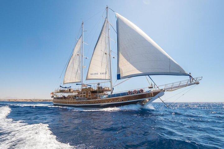 Viagem de mergulho com snorkel para Ras Mohamed e The White Island a bordo do Luxury Yacht