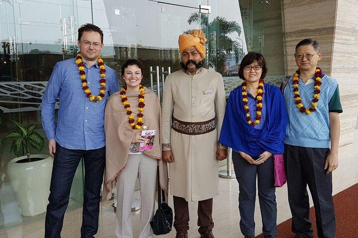 Trasferimento dall'aeroporto privato: - Dall'aeroporto internazionale di Jaipur all'hotel