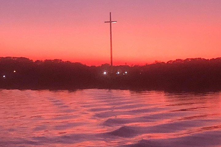 アドベンチャー ボート ツアー - フロリダ州セント オーガスティンの水辺の光の夜