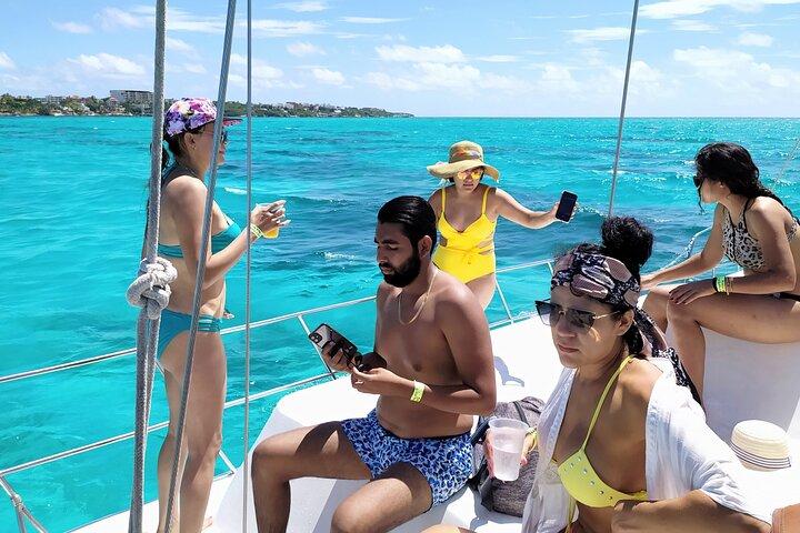 Isla Mujeres Katamaran Tour mit Schnorcheln in MUSA, Buffet Mittagessen & Open Bar