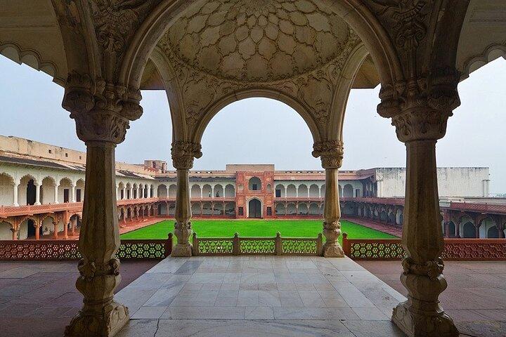 Tour privato di mezza giornata all'alba al Taj Mahal con visita ad Agra Fort