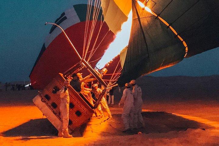 熱気球でドバイの砂漠の美しい景色を楽しむ