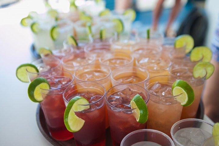 Sonnenuntergang Fiesta Cruise: Open Bar, Tanzen & El Arco Aussicht