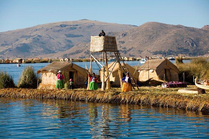 Excursão de dia inteiro às ilhas flutuantes de Uros e Taquile, incluindo almoço