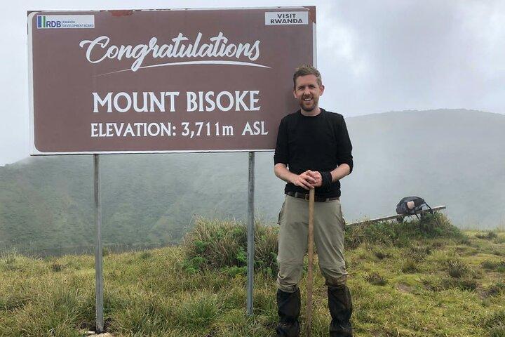 Een dagtocht _ Mount Bisoke Hike Adventure