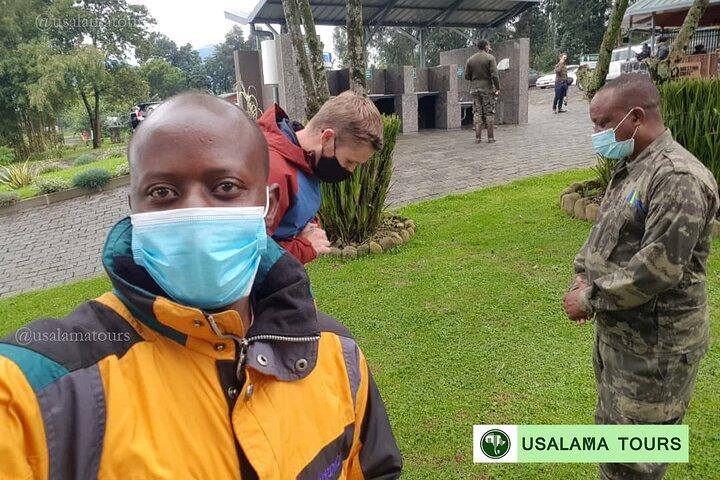 Een dagtocht _ Mount Bisoke Hike Adventure