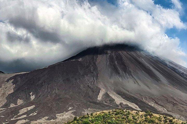 パカヤ火山ビスタス+火山に囲まれたピザを楽しむ