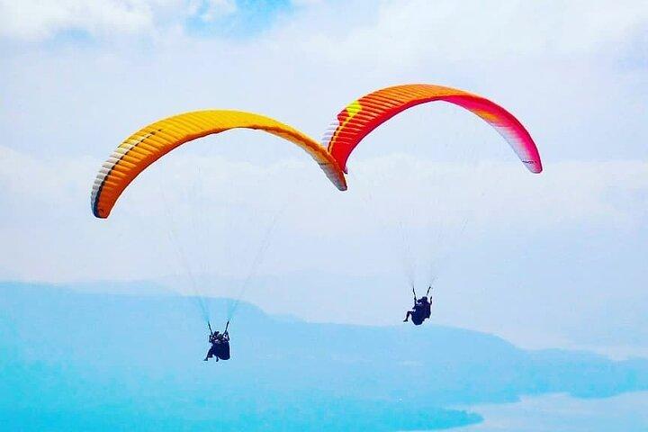 Privat heldags paragliding og kajaksejlads ved søen Atitlan