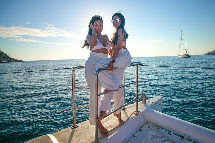 Crucero al atardecer a Koh Hey en Phuket en catamarán a vela