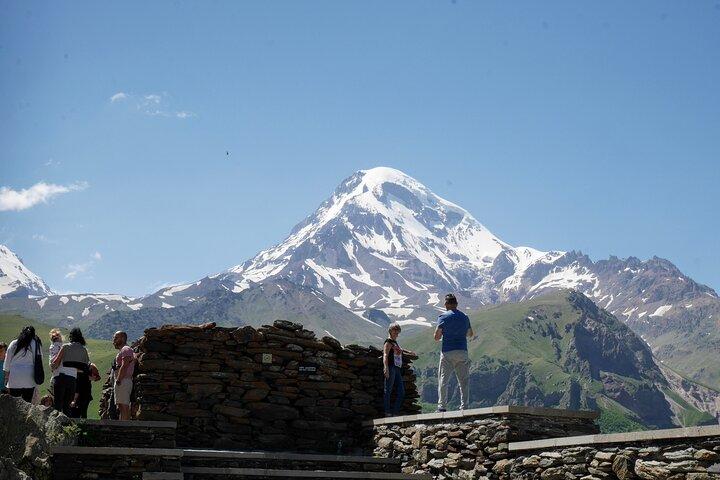 Kazbegi Adventure Day Trip - Gveleti滝とGergeti、Ananuriへのハイキング