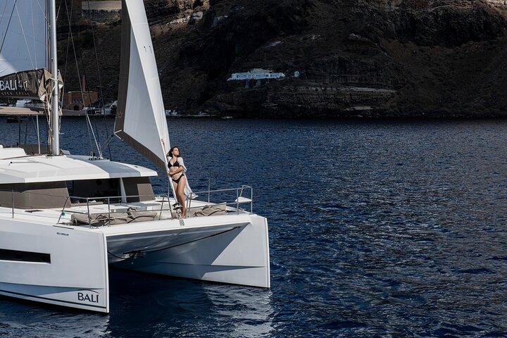 Geteilte halbtägige Katamaran-Kreuzfahrt auf Santorini
