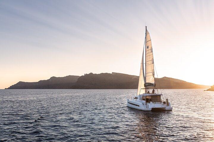 Geteilte halbtägige Katamaran-Kreuzfahrt auf Santorini