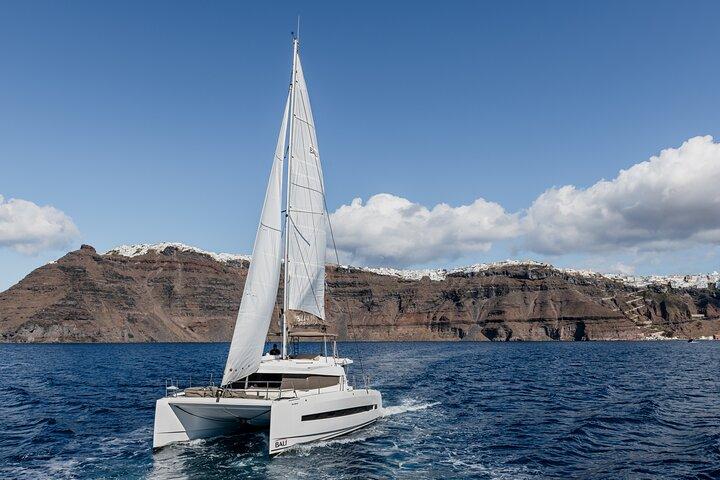 Crucero de medio día en catamarán compartido en Santorini