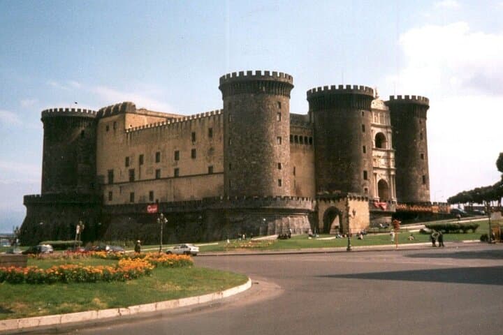 Naples walking tour & Underground Ruins
