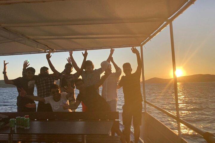 Cruzeiro panorâmico ao pôr do sol na Riviera Split com vibrações de verão no barco
