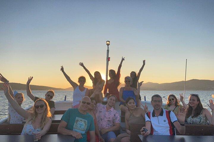 Cruzeiro panorâmico ao pôr do sol na Riviera Split com vibrações de verão no barco
